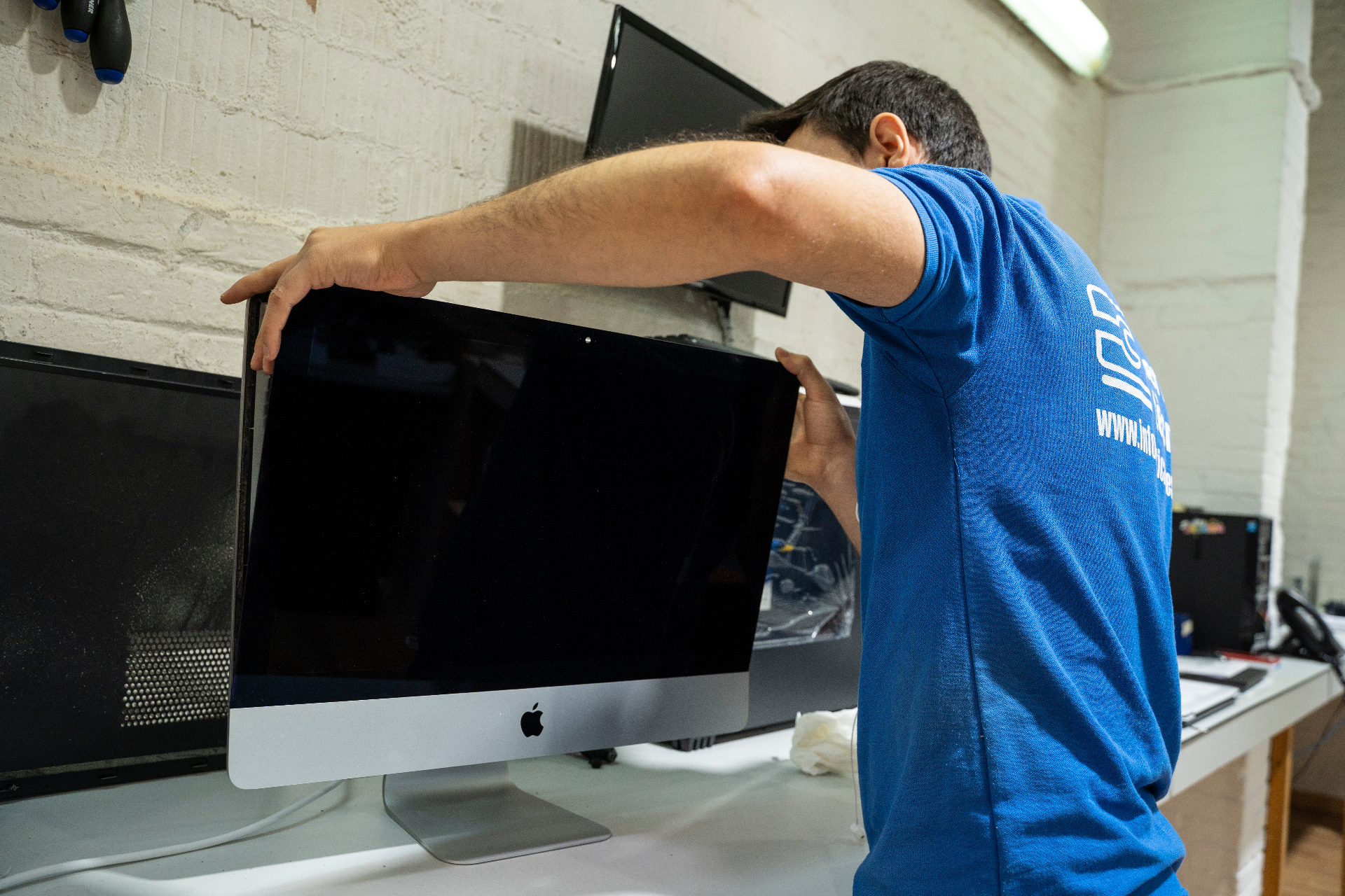 Tècnic d'Infosat reparant un iMac al taller de Vilafranca del Penedès
