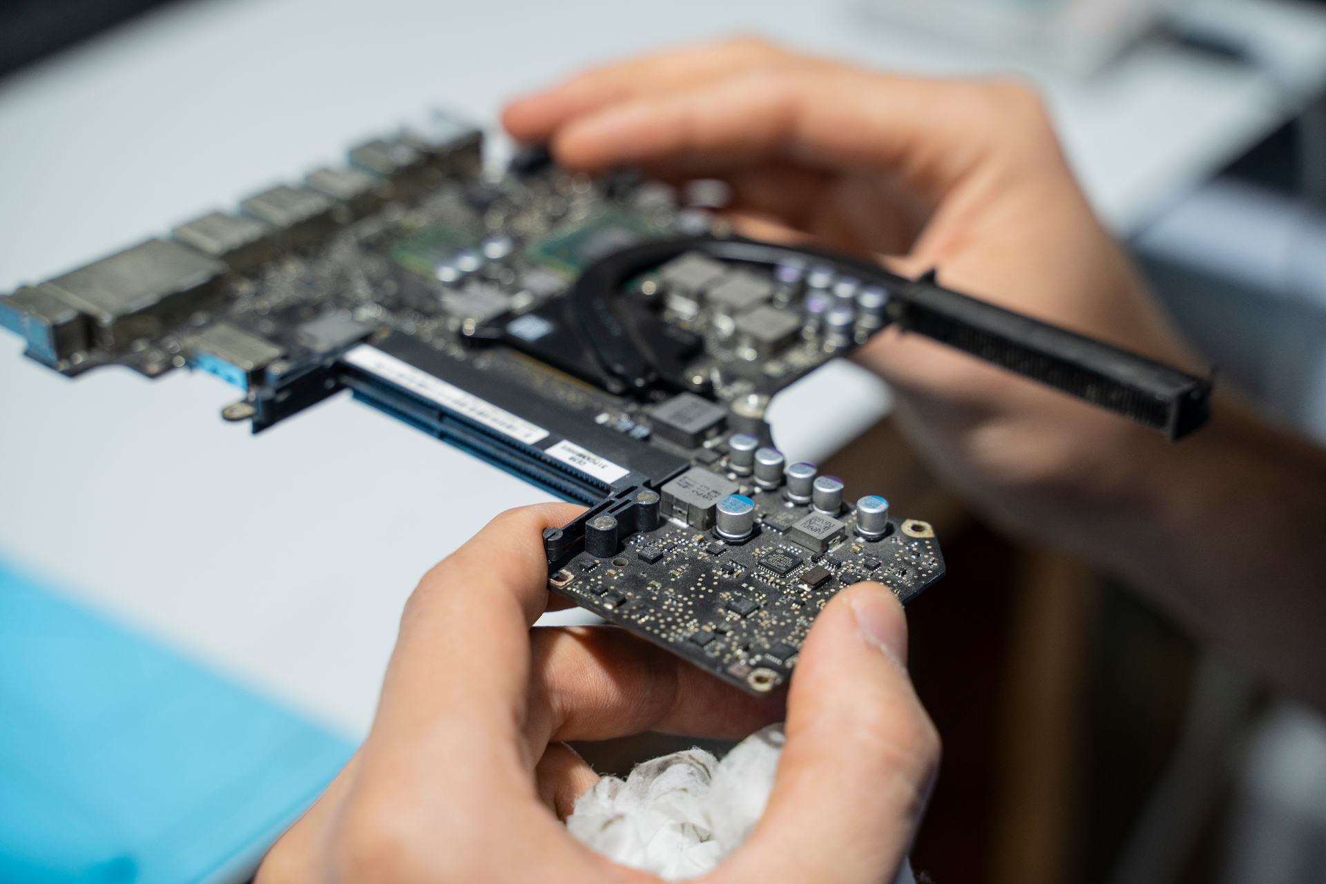 Reparació de placa base de MacBook al taller d'Infosat a Vilafranca del Penedès